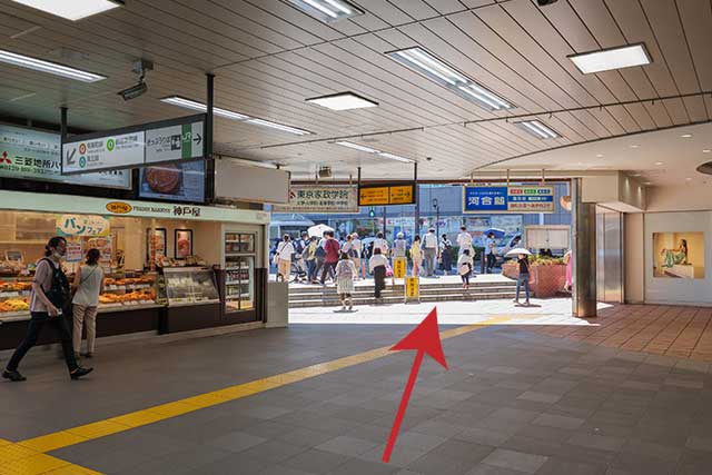 JR市ヶ谷駅の改札を出て、売店、ユニクロの先の出口まで直進します